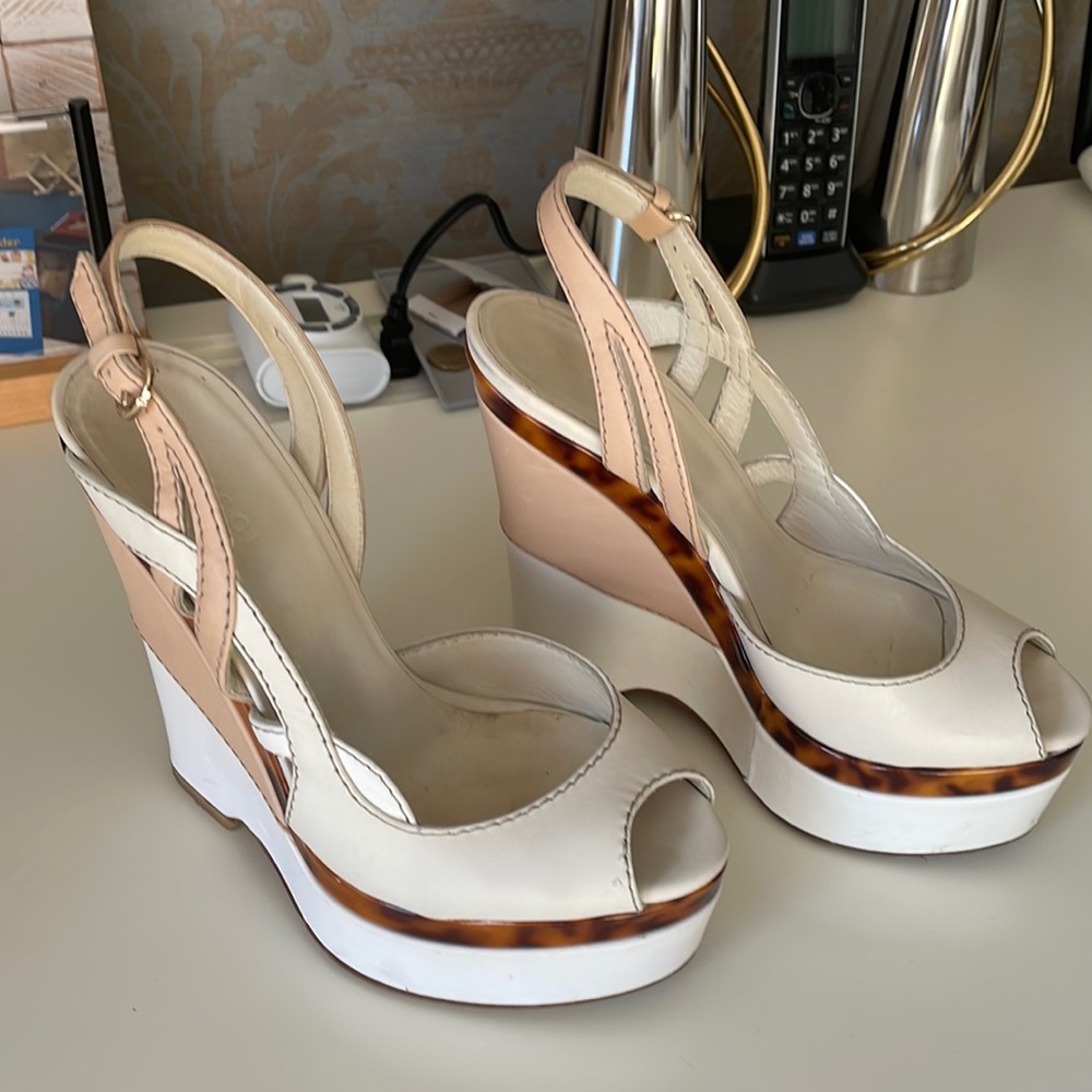 Gucci platform ; worn but In good condition size 36.5